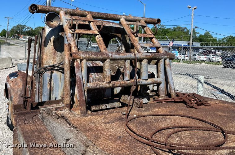 image for item NT9176 International Harvester T86-250 winch truck