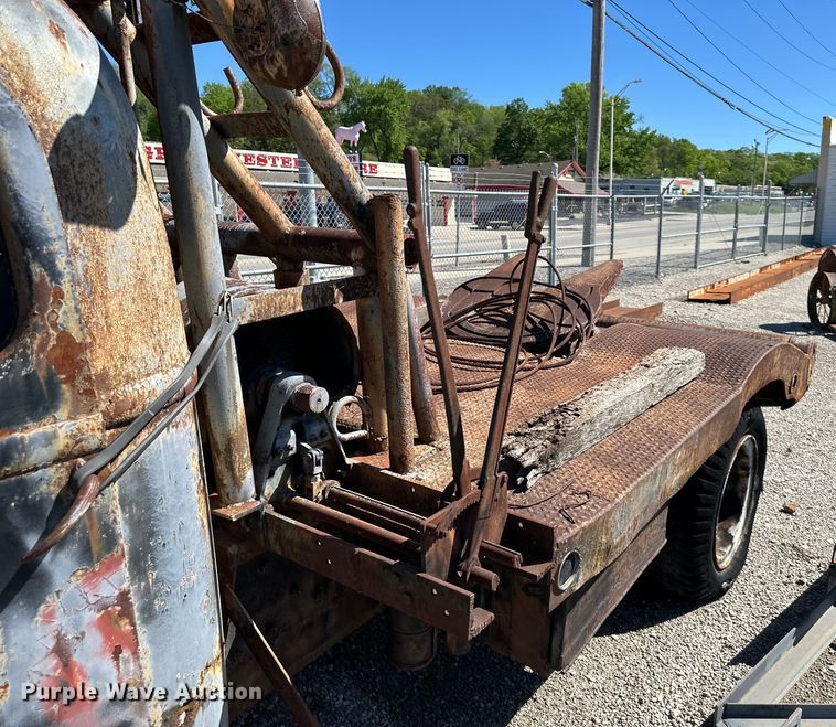 image for item NT9176 International Harvester T86-250 winch truck