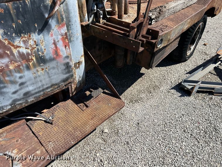 image for item NT9176 International Harvester T86-250 winch truck