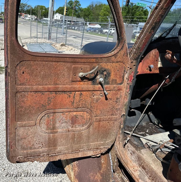 image for item NT9176 International Harvester T86-250 winch truck