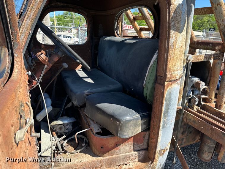 image for item NT9176 International Harvester T86-250 winch truck