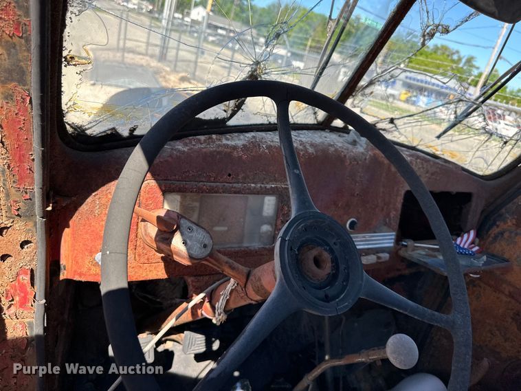 image for item NT9176 International Harvester T86-250 winch truck