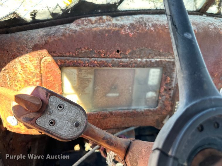 image for item NT9176 International Harvester T86-250 winch truck