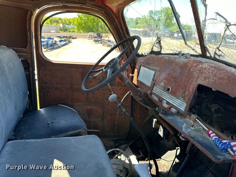 image for item NT9176 International Harvester T86-250 winch truck