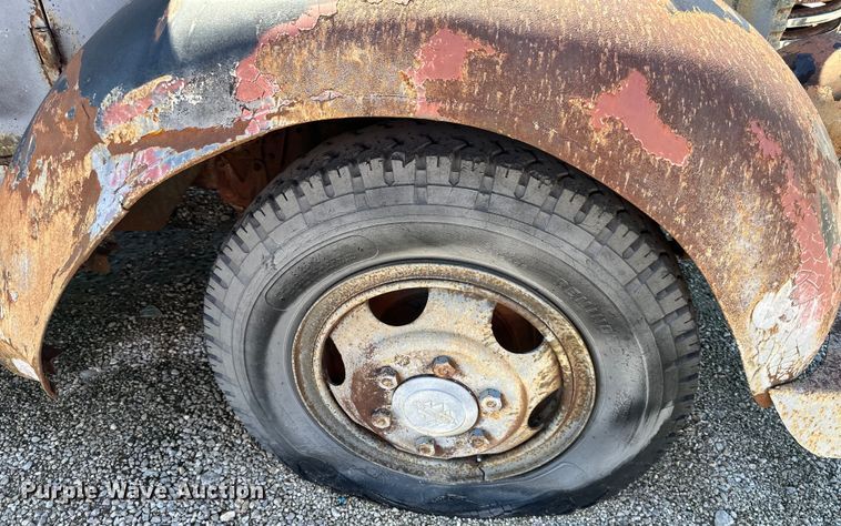 image for item NT9176 International Harvester T86-250 winch truck