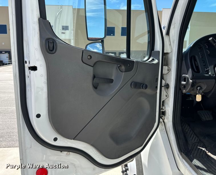 image for item NT9195 2006 Freightliner Business Class M2 box truck