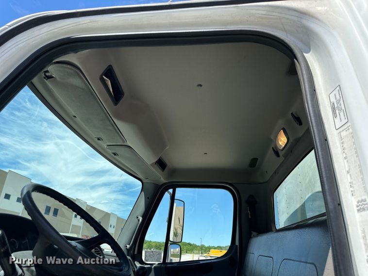 image for item NT9195 2006 Freightliner Business Class M2 box truck