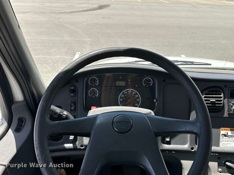 image for item NT9195 2006 Freightliner Business Class M2 box truck