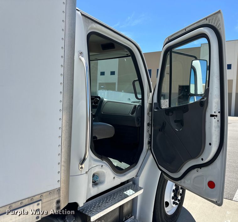 image for item NT9195 2006 Freightliner Business Class M2 box truck