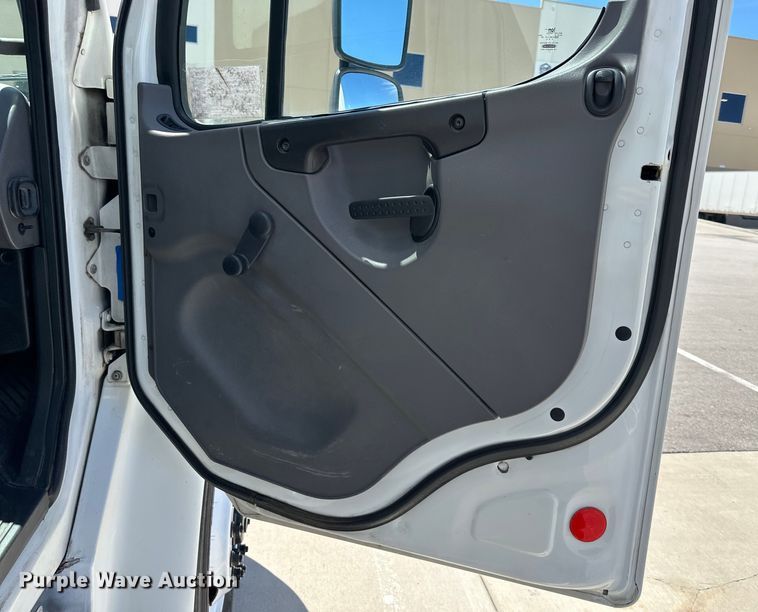 image for item NT9195 2006 Freightliner Business Class M2 box truck