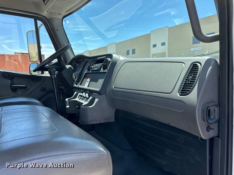 image for item NT9195 2006 Freightliner Business Class M2 box truck