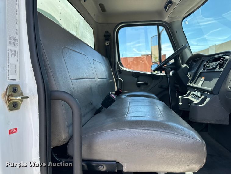 image for item NT9195 2006 Freightliner Business Class M2 box truck