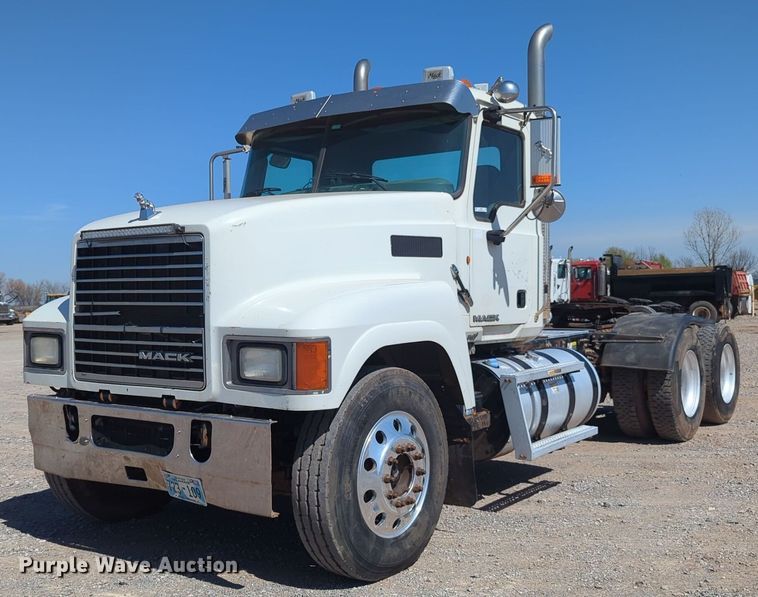 image for item NZ9431 2013 Mack CHU614 semi truck