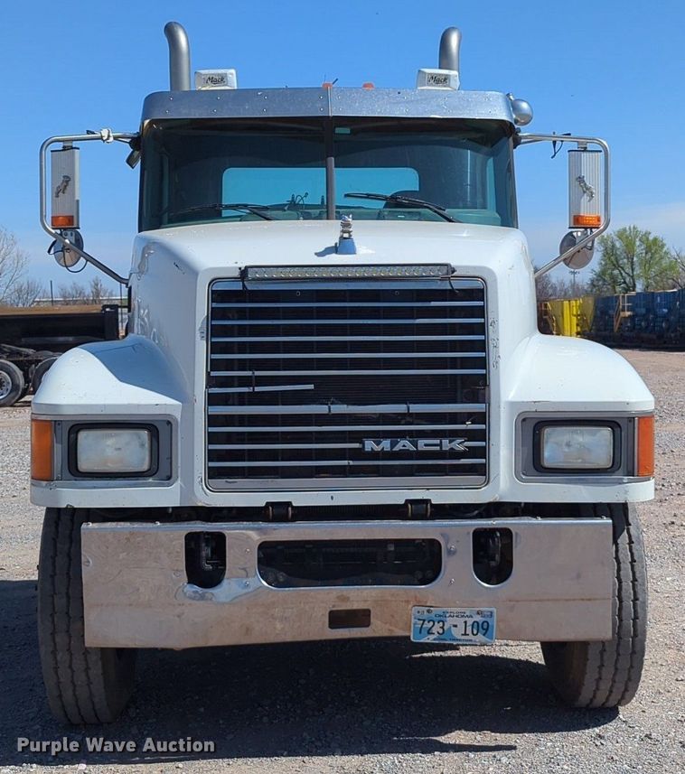 image for item NZ9431 2013 Mack CHU614 semi truck