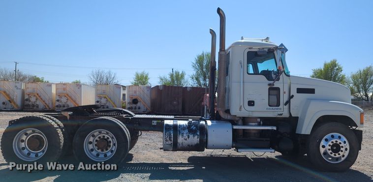 image for item NZ9431 2013 Mack CHU614 semi truck