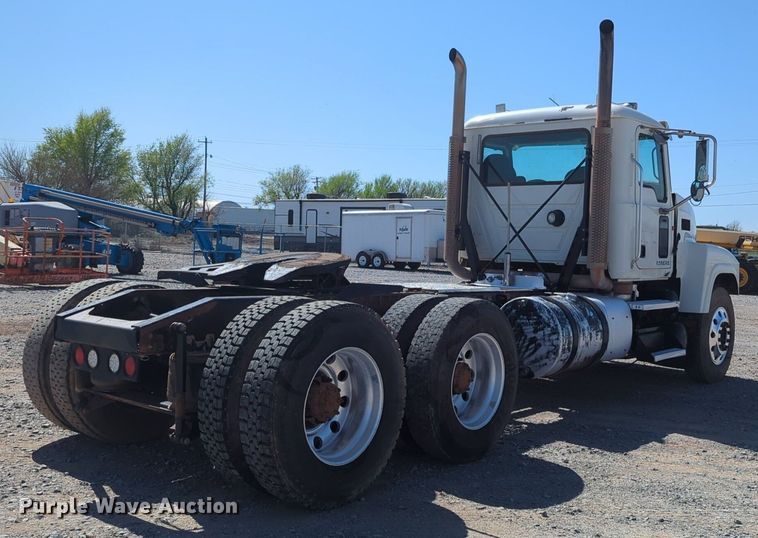image for item NZ9431 2013 Mack CHU614 semi truck
