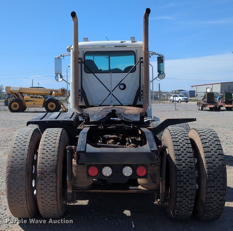 image for item NZ9431 2013 Mack CHU614 semi truck