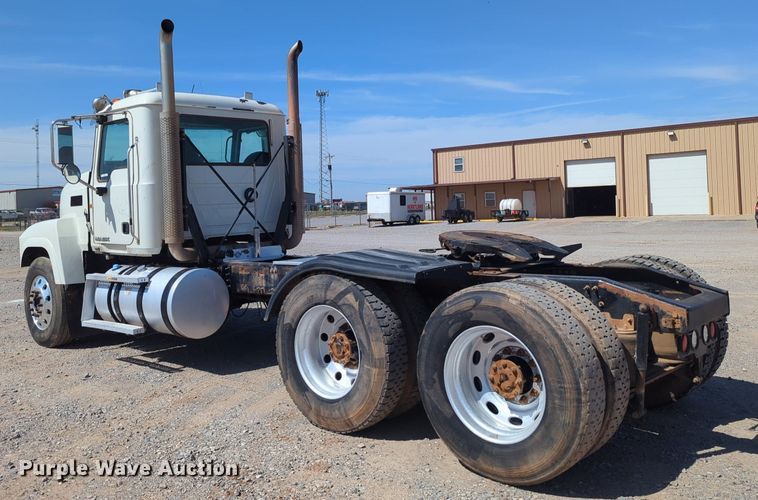 image for item NZ9431 2013 Mack CHU614 semi truck