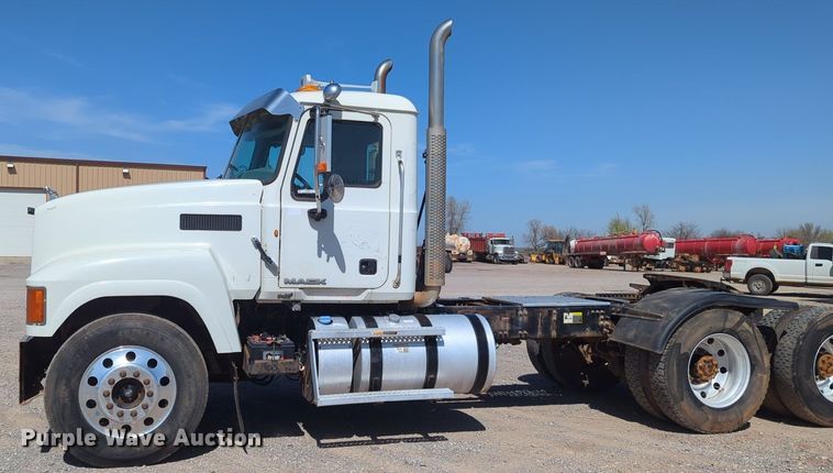 image for item NZ9431 2013 Mack CHU614 semi truck