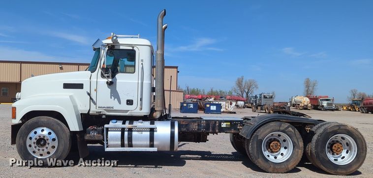 image for item NZ9431 2013 Mack CHU614 semi truck