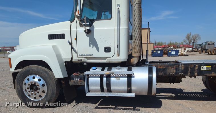 image for item NZ9431 2013 Mack CHU614 semi truck