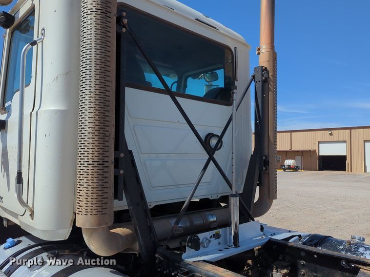 image for item NZ9431 2013 Mack CHU614 semi truck