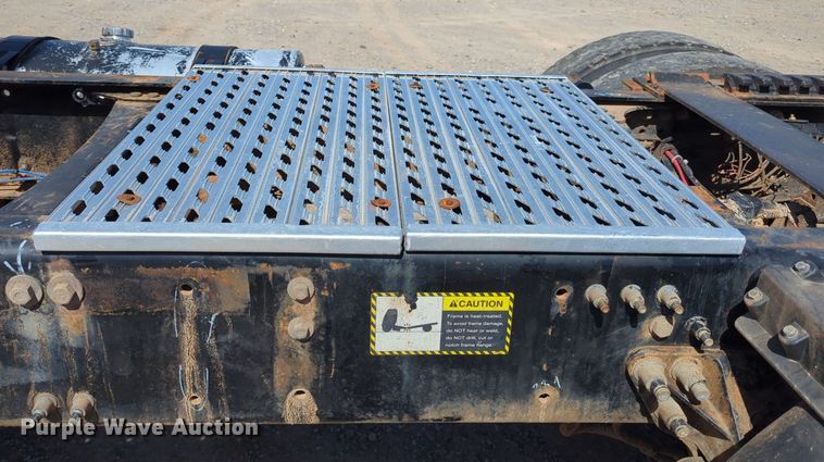 image for item NZ9431 2013 Mack CHU614 semi truck