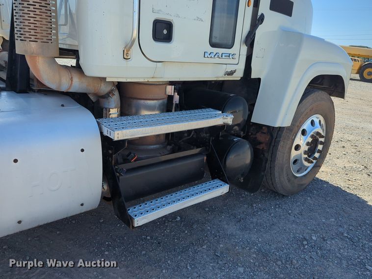 image for item NZ9431 2013 Mack CHU614 semi truck