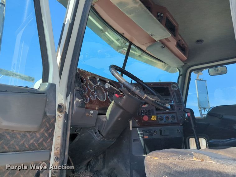 image for item NZ9431 2013 Mack CHU614 semi truck