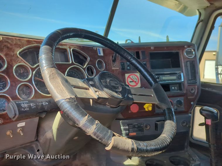 image for item NZ9431 2013 Mack CHU614 semi truck