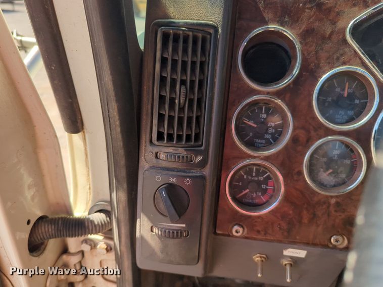 image for item NZ9431 2013 Mack CHU614 semi truck