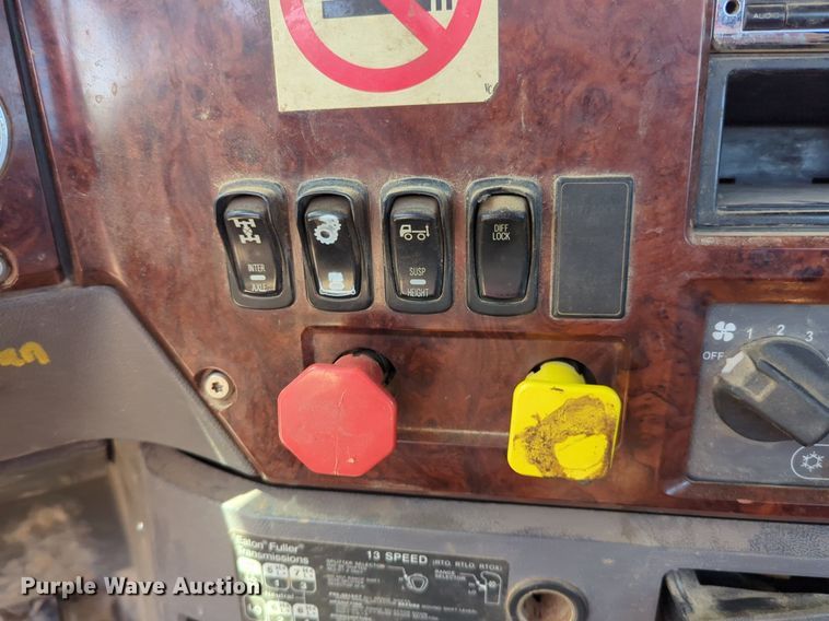 image for item NZ9431 2013 Mack CHU614 semi truck