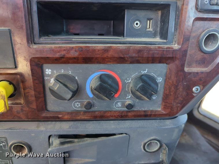 image for item NZ9431 2013 Mack CHU614 semi truck