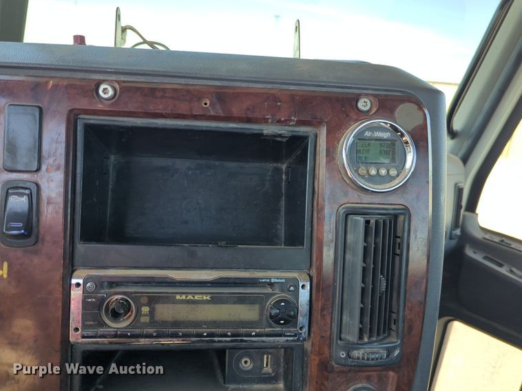 image for item NZ9431 2013 Mack CHU614 semi truck