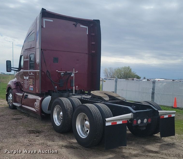 image for item NZ9817 2020 Kenworth T680 semi truck