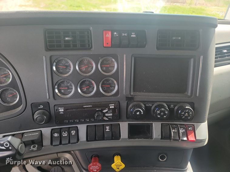 image for item NZ9817 2020 Kenworth T680 semi truck