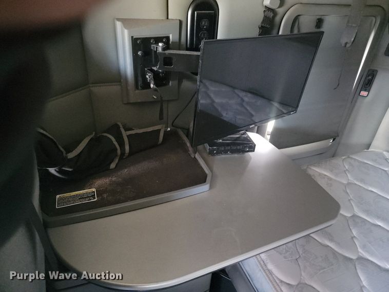 image for item NZ9817 2020 Kenworth T680 semi truck