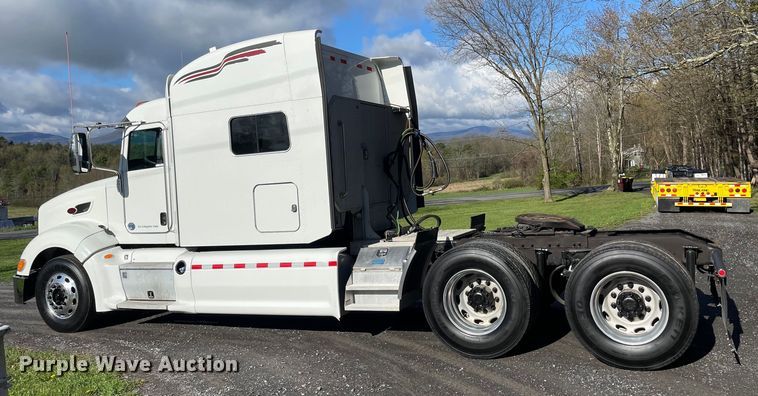 image for item OG9908 2012 Peterbilt  386 semi truck