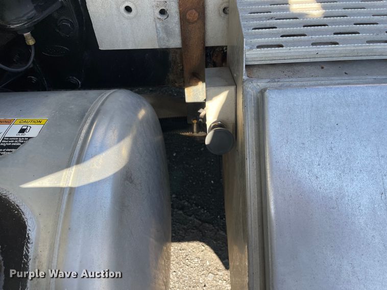 image for item OG9908 2012 Peterbilt  386 semi truck