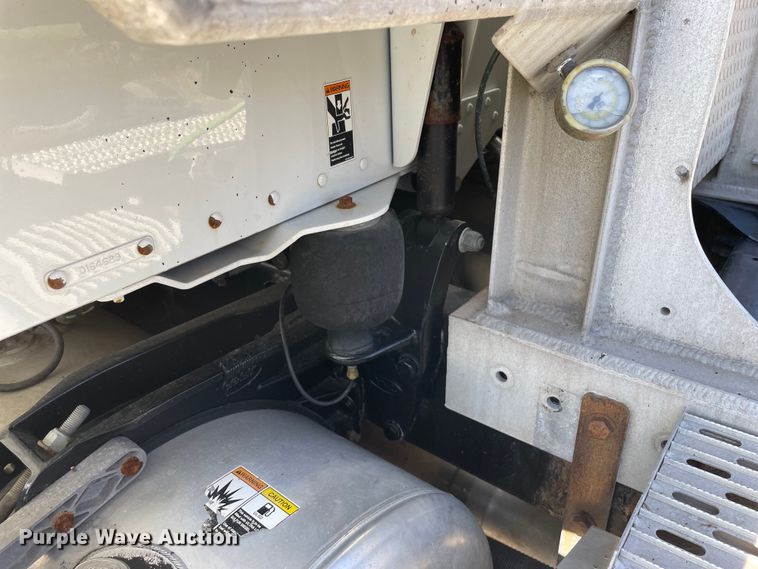 image for item OG9908 2012 Peterbilt  386 semi truck