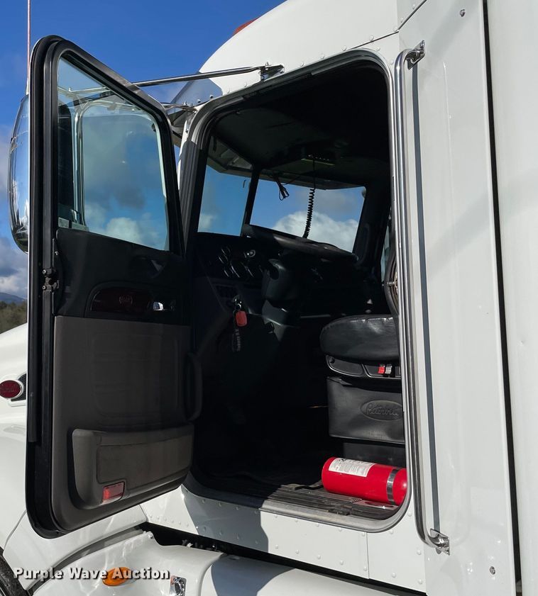 image for item OG9908 2012 Peterbilt  386 semi truck