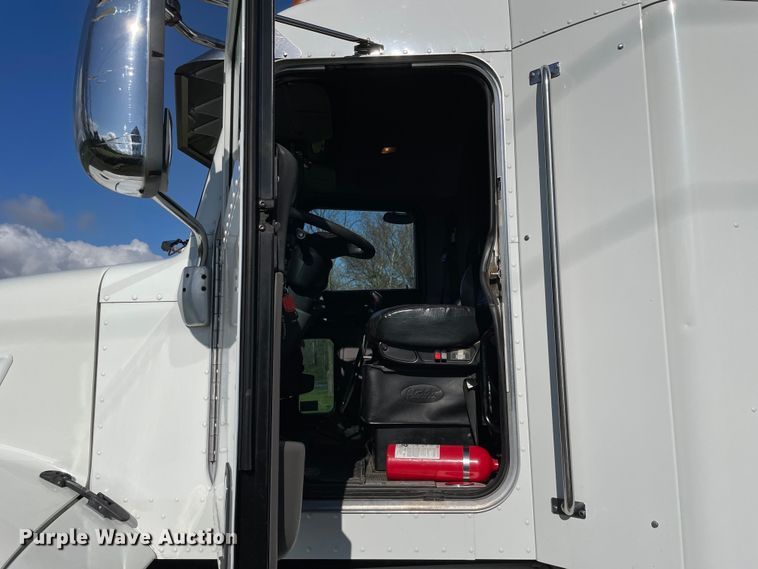 image for item OG9908 2012 Peterbilt  386 semi truck