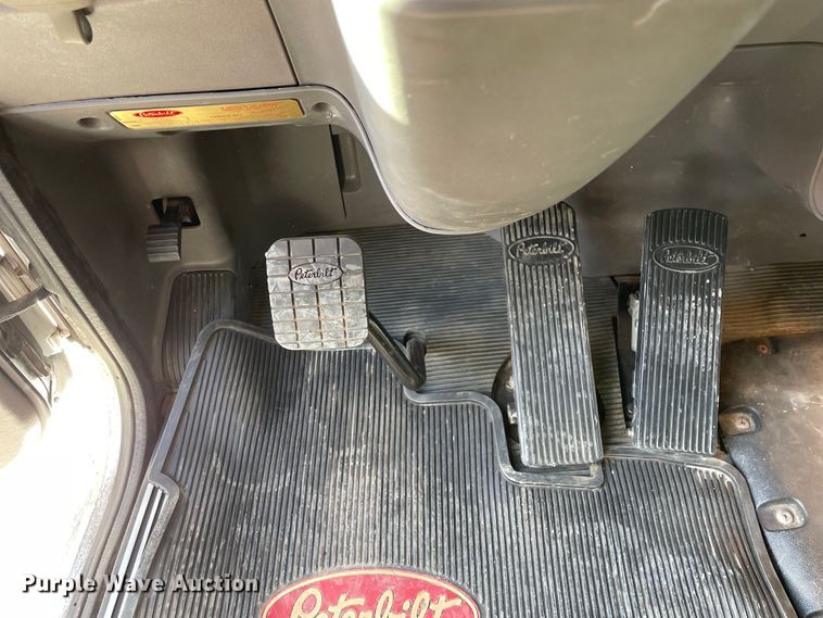 image for item OG9908 2012 Peterbilt  386 semi truck