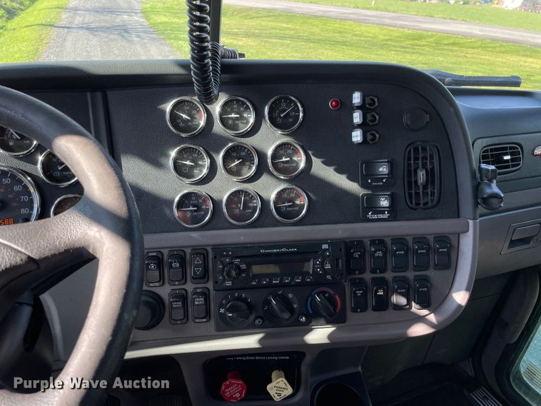 image for item OG9908 2012 Peterbilt  386 semi truck