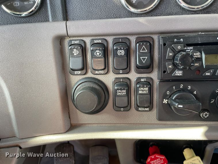 image for item OG9908 2012 Peterbilt  386 semi truck