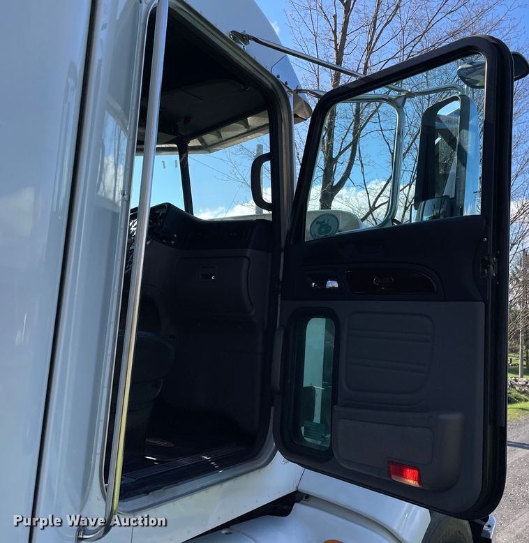 image for item OG9908 2012 Peterbilt  386 semi truck