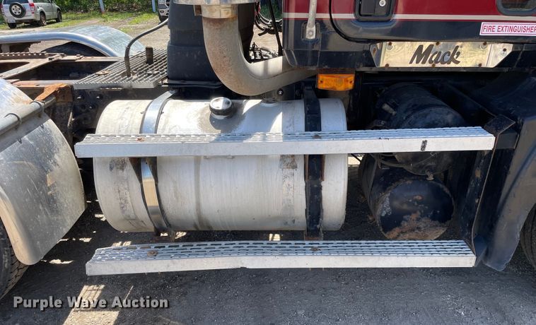 image for item OG9918 1998 Mack  CH613 semi truck