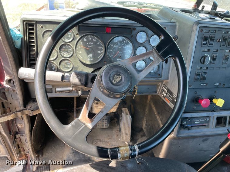 image for item OG9918 1998 Mack  CH613 semi truck