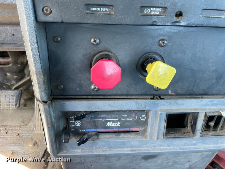 image for item OG9918 1998 Mack  CH613 semi truck