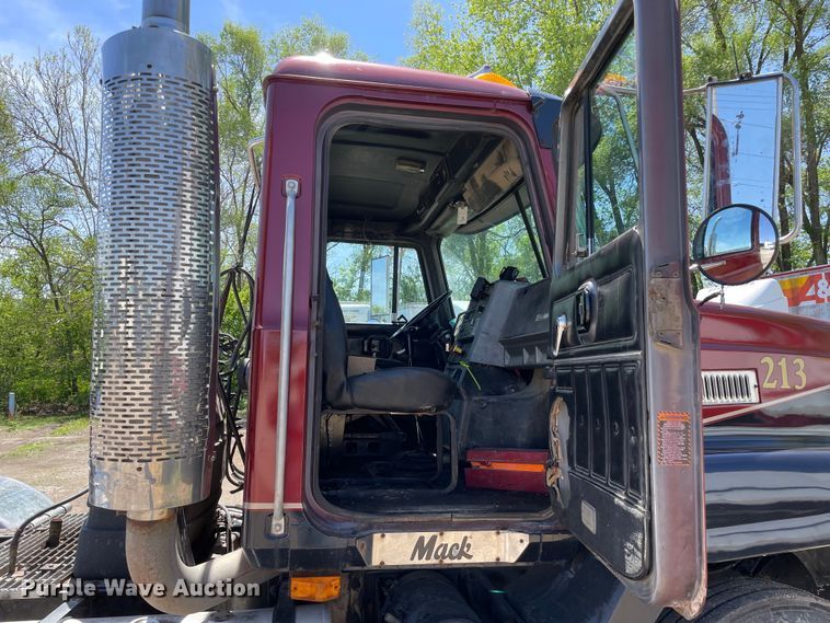 image for item OG9918 1998 Mack  CH613 semi truck